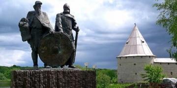 Памятник: Великий князь Рюрик и Олег Вещий
