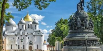 Памятник Тысячелетие России и Софийский Собор