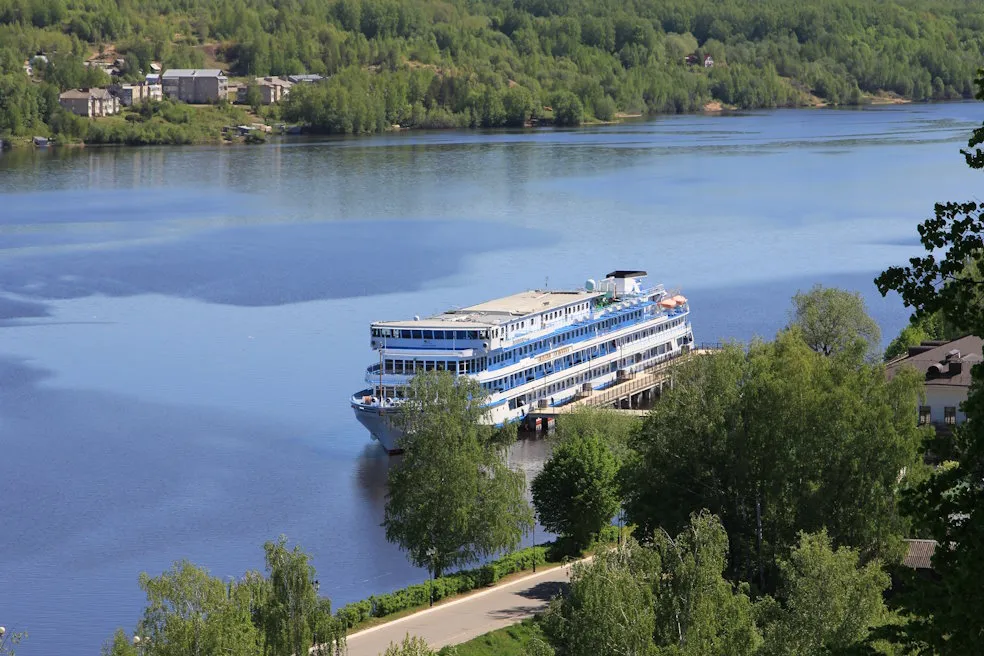 Вид на Волгу и городок Плес