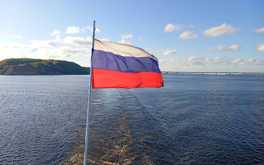Флаг России на фоне Волги