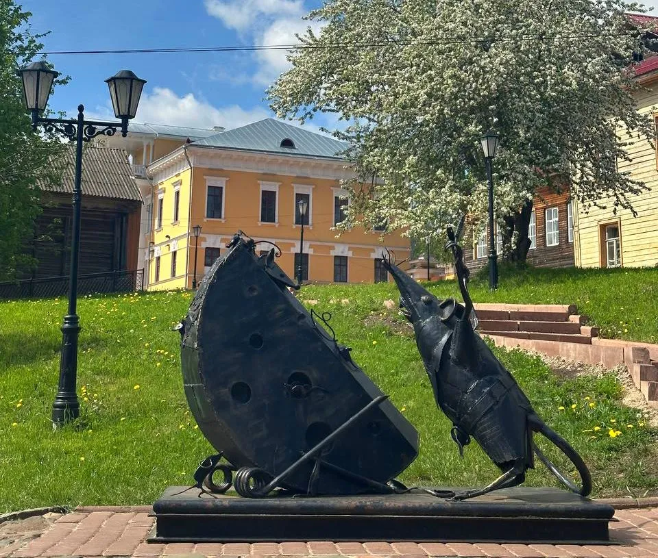 Город Мышкин. Скульптура "Мышь с сыром"