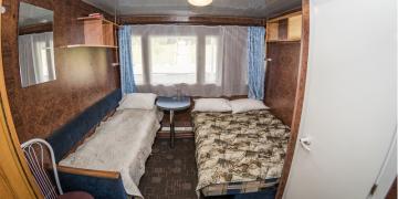 Двухместная каюта с двухместным диваном и одноместной кроватью Теплохода Юрий Никулин