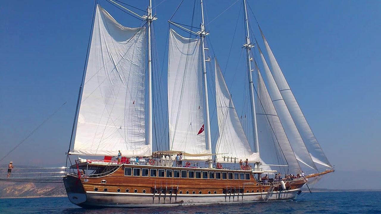 Большая круизная яхта Гранд Адмирал