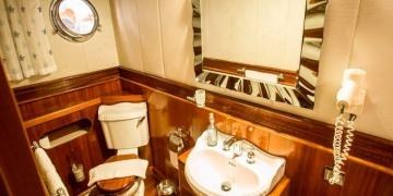 Ванная комната в каюте Теплохода Гранд Адмирал
