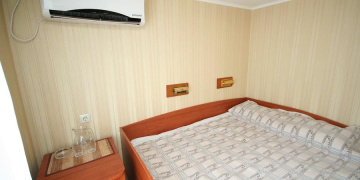 Двухместная каюта с двуспальной кроватью Теплохода Хирург Разумовский