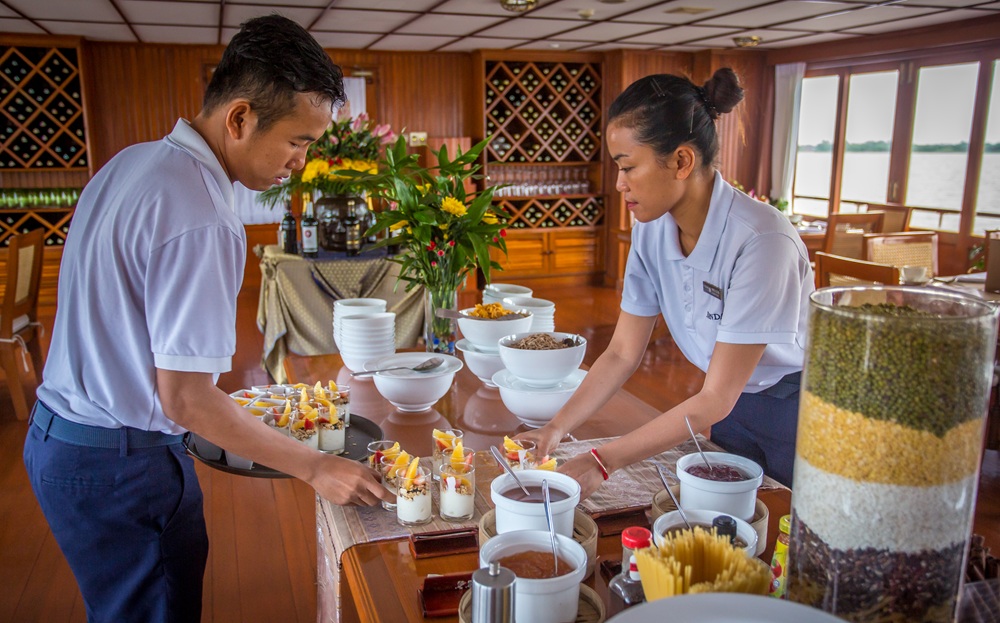 Сервировка завтрака Теплохода Mekong Pandaw