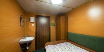 Двухместная каюта с двуспальной кроватью Теплохода Дмитрий Пожарский